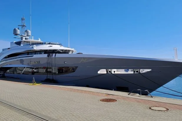 Motoryacht am Kai im Rostocker Hafen