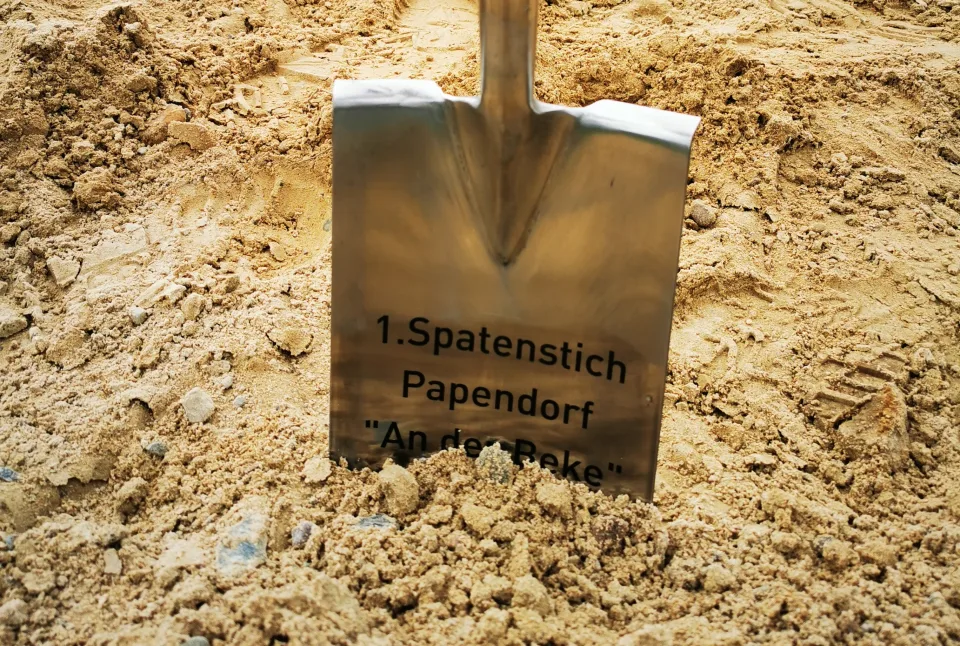 Bild vom Spaten für den 1. Spatenstich im Baugebiet Papendorf "An der Beke"